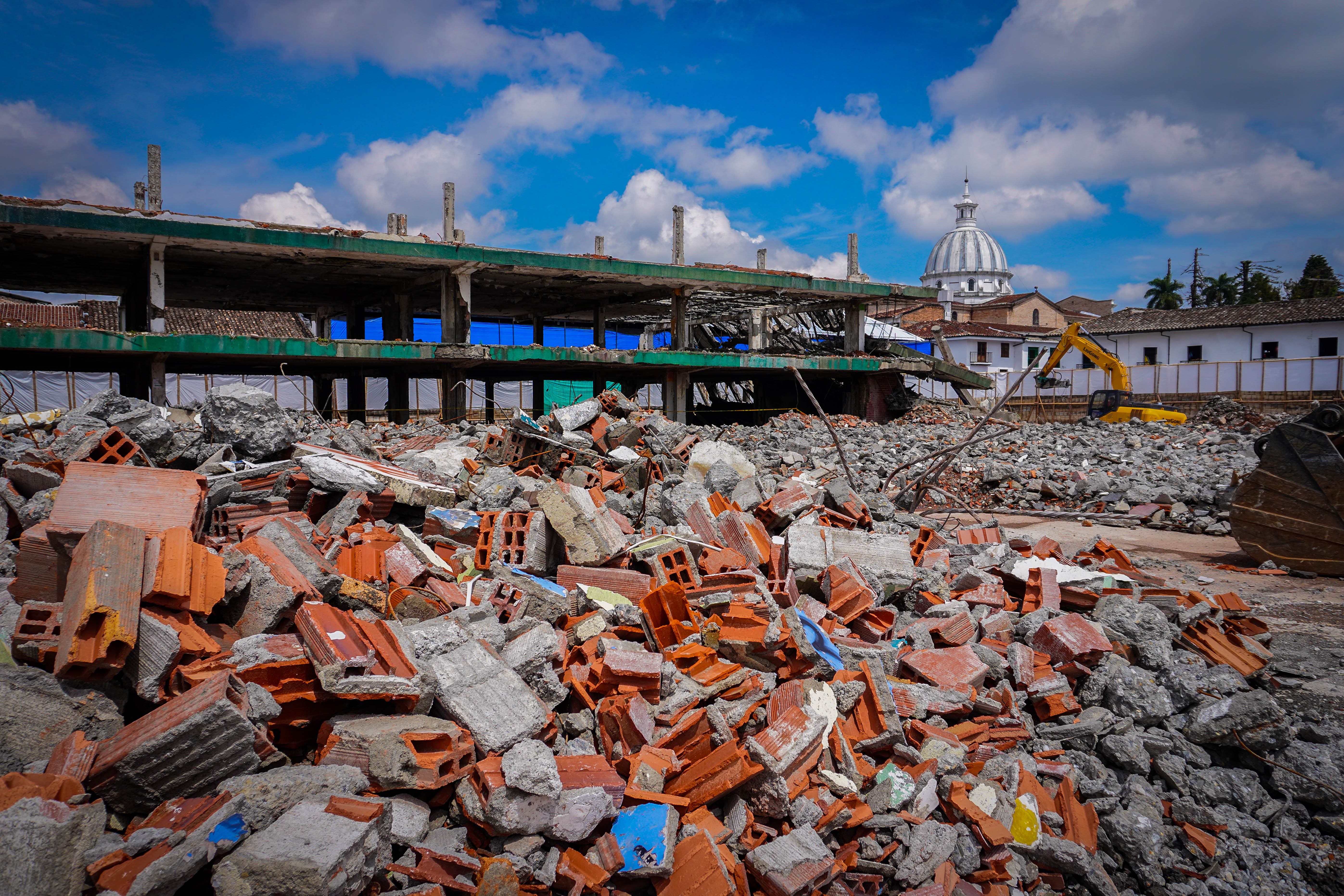 Demolicion centro comercial Anarkos.jpg